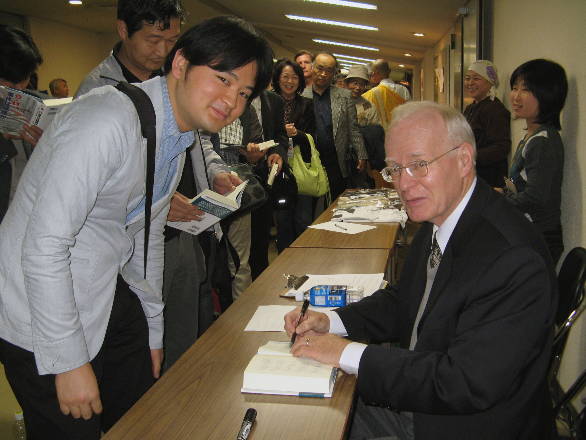 著書へのサインに応じるグリフィン博士