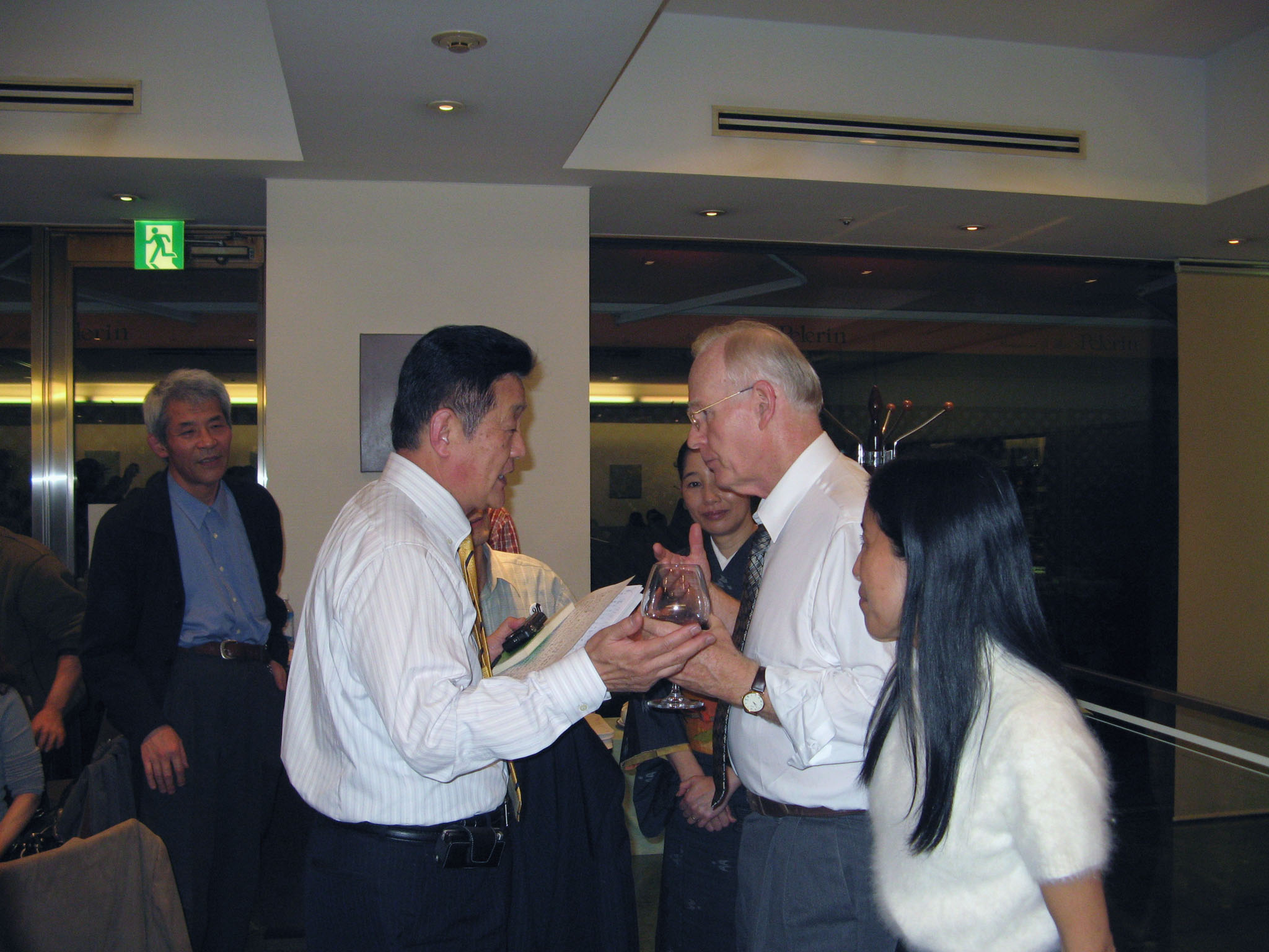 固い握手をする藤田幸久議員とグリフィン博士